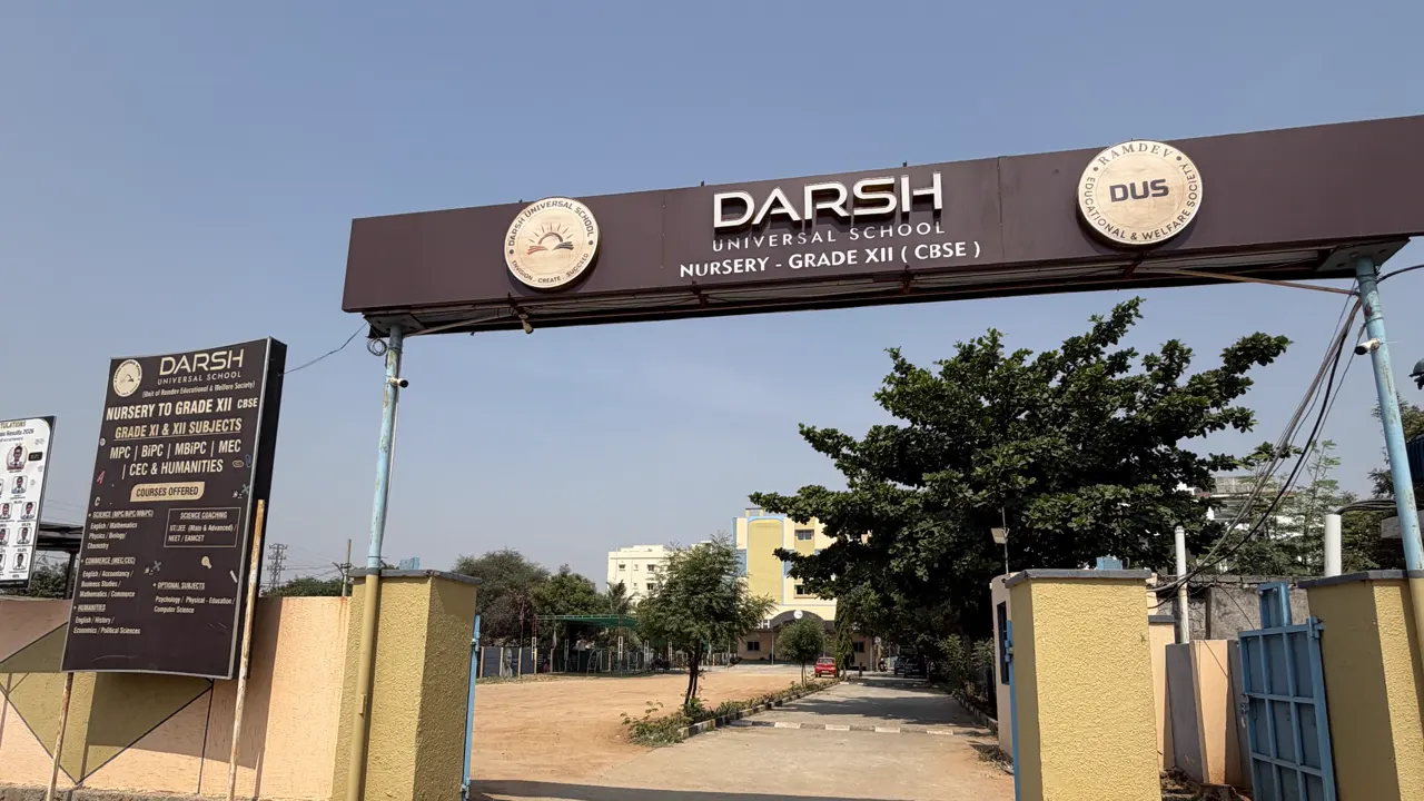 Darsh Universal School entrance gate, Kapra